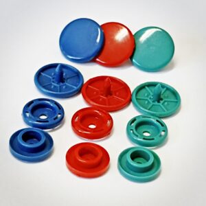 Napy plastikowe, zatrzaski